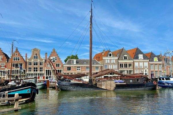 Haven van Hoorn met historische gevels en traditionele schepen